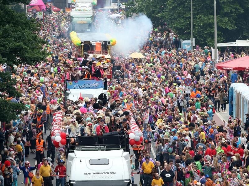 Musiktrucks mit zahlreichen Feiernden fahren während des Schlagermoves durch Hamburg. Foto: B.Marks