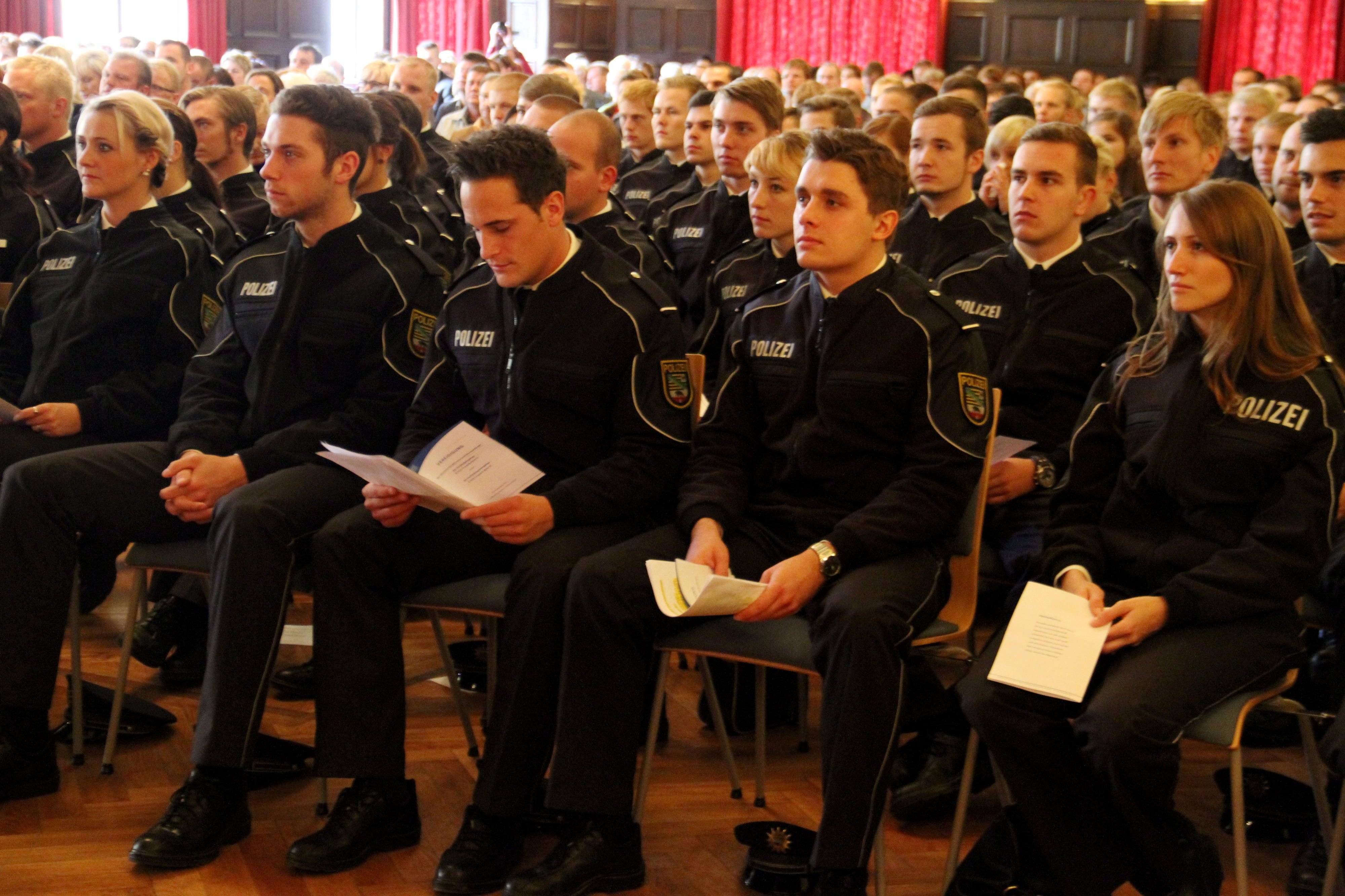 Dienstanfänger der Fachhochschule der Polizei in Aschersleben sitzen bei einer Feier 2013 im Bestehornhaus.