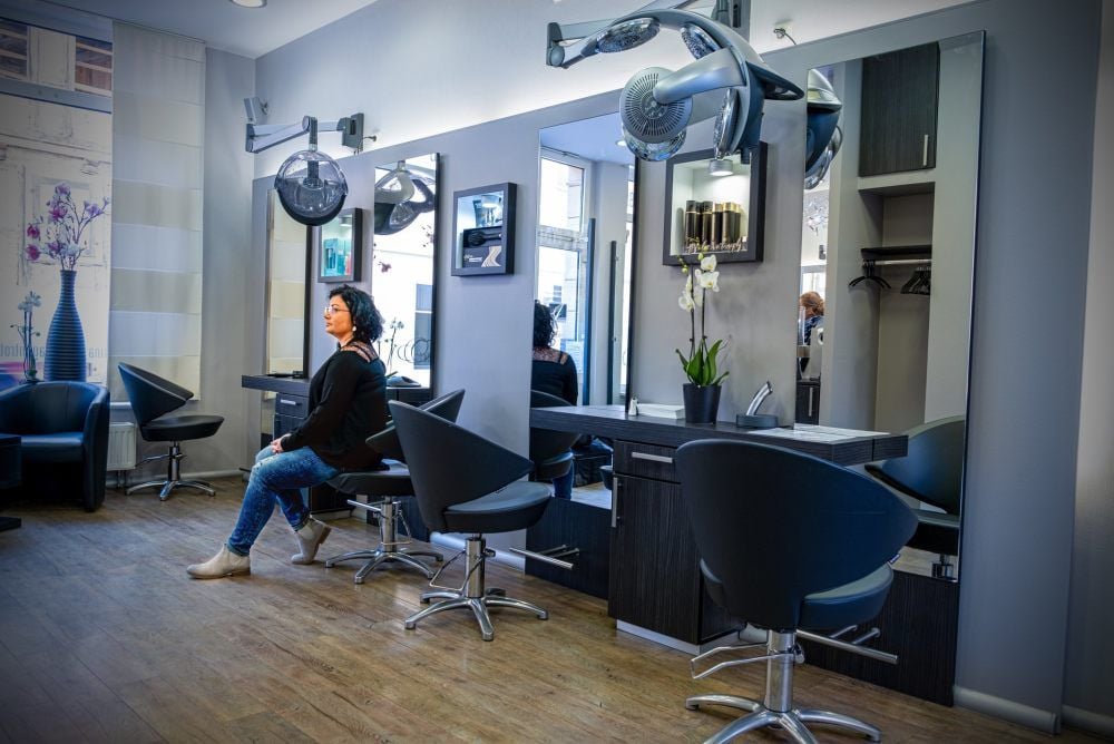 Friseurin Katja Rudloff aus Quedlinburg darf derzeit nicht arbeiten. Und sie muss mit deutlich weniger Geld über die Runden kommen.