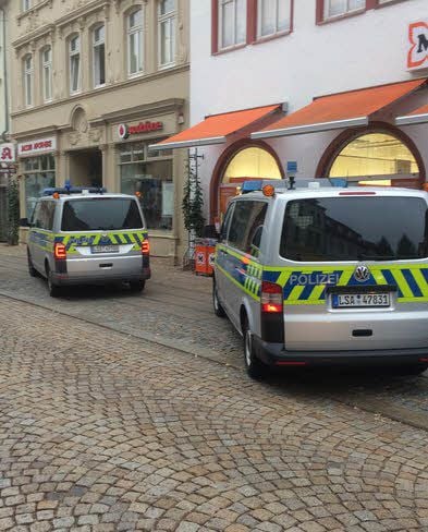 Polizeiautos vor dem Haus in der Kylischen Straße