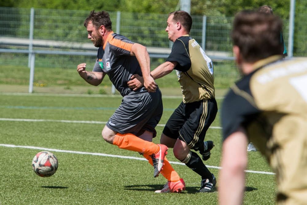 Die SG ZW Karsdorf - hier Doppeltorschütze Mario Neumann (l.) mit dem Freyburger Ronny Hagge - bezwang Memleben mit 2;1, während sich die RSK-Reserve 4:3 in Gleina durchsetzte.