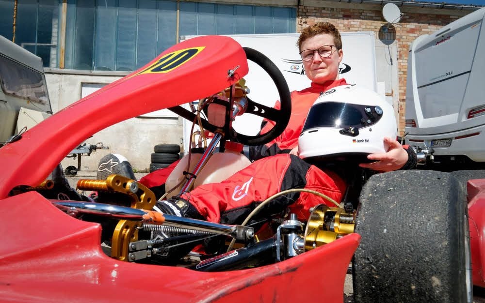 Jasmin Wolf liebt das Kartfahren über alle Maßen. Genau wie ihr Vorbild Michael Schumacher trägt sie die Farbe rot.