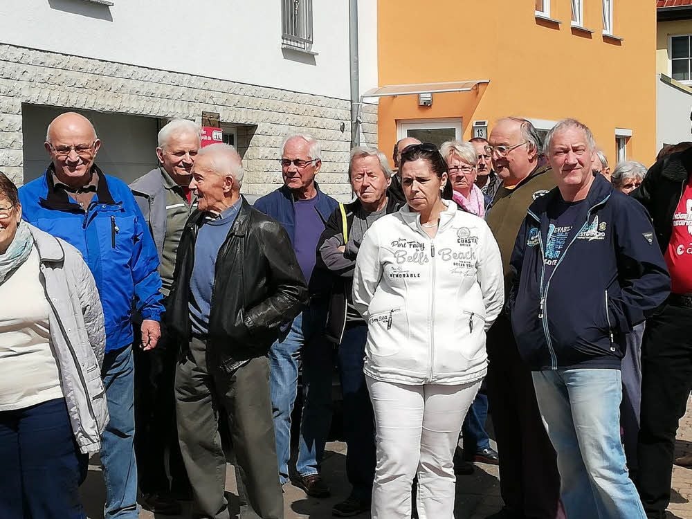 Schätzungsweise 50 Einwohner folgten einem Aufruf der Bürgerinitiative und protestieren gegen den geplanten Standort der neuen Kläranlage.