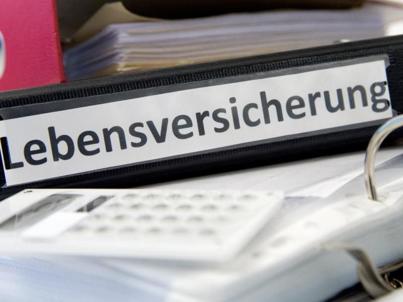 Wer finanziell in der Enge ist, muss seine Lebensversicherung nicht gleich kündigen. Man kann sich auch beitragsfrei stellen lassen. So wird die Prämie gespart, aber der Vertrag bleibt bestehen. Foto: Andrea Warnecke/dpa-tmn