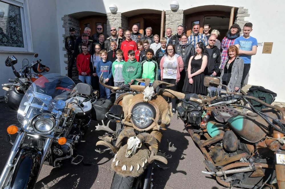 Die Biker im Kinderheim „Wolkenfrei“.