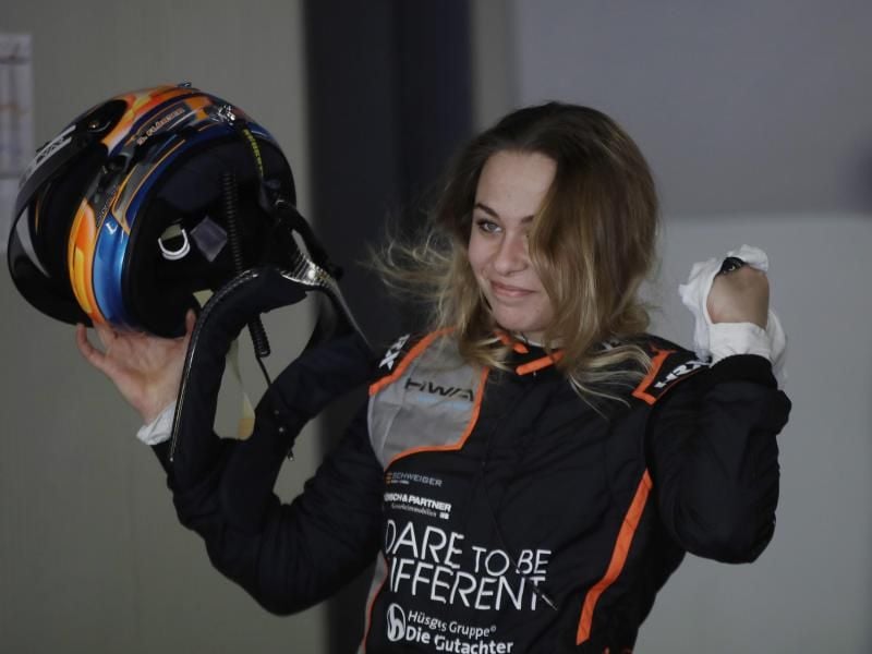 Sieht die W Series kritisch: Sophia Flörsch. Foto: Luca Bruno/AP