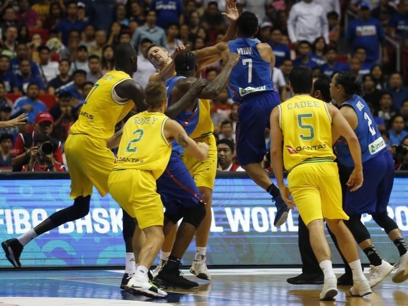 In Bulacan gingen die Basketballer aus Australien und von den Philippinen aufeinander los. Foto: Bullit Marquez/AP