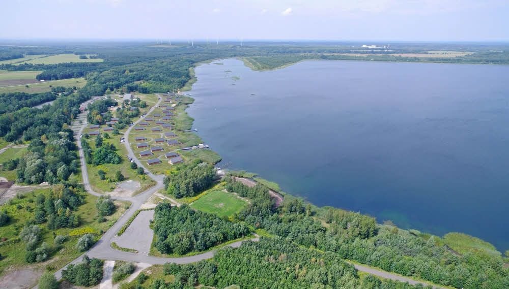 Am Gröberner See sind mittlerweile ein Hotel und ein Feriendorf entstanden.