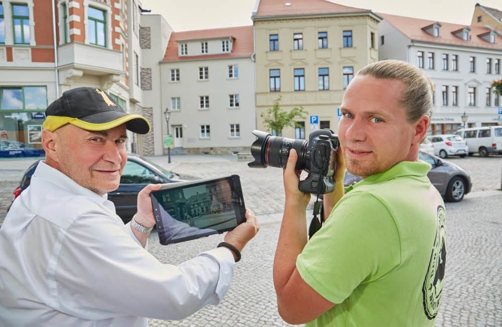 Carl-Heinz Schmidt (von links) und Simon Kirchhof haben den neuen Stadtkalender für 2020 herausgebracht.