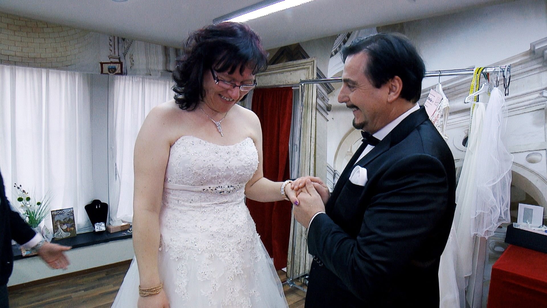Brautmodenprofi Uwe Herrmann hat die Aschersleberin Ramona mit einem wunderschönen Brautkleid glücklich gemacht.