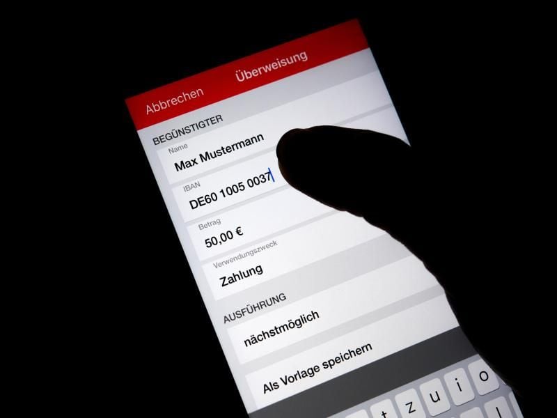Interessante Komfortfunktionen von Banking-Apps sind etwa Push-Nachrichten zu Geldeingängen und Abbuchungen oder das automatische Vervollständigen von Einträgen bei Überweisungen. Foto: Monika Skolimowska/dpa-Zentralbild/dpa-tmn