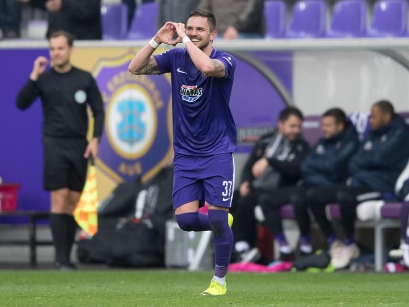 Aues Pascal Testroet jubelt nach seinem Treffer zum 2:0 gegen den VfL Bochum. Foto: Sebastian Kahnert/dpa