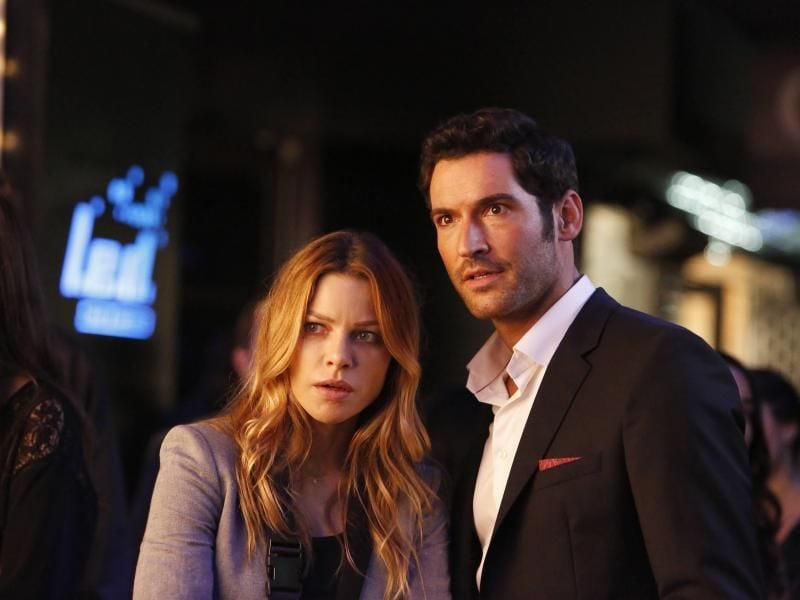 Tom Ellis als Lucifer Morningstar und Lauren German als Detective Chloe Decker in einer Szene der Amazon-Serie „Lucifer”. Foto: Amazon