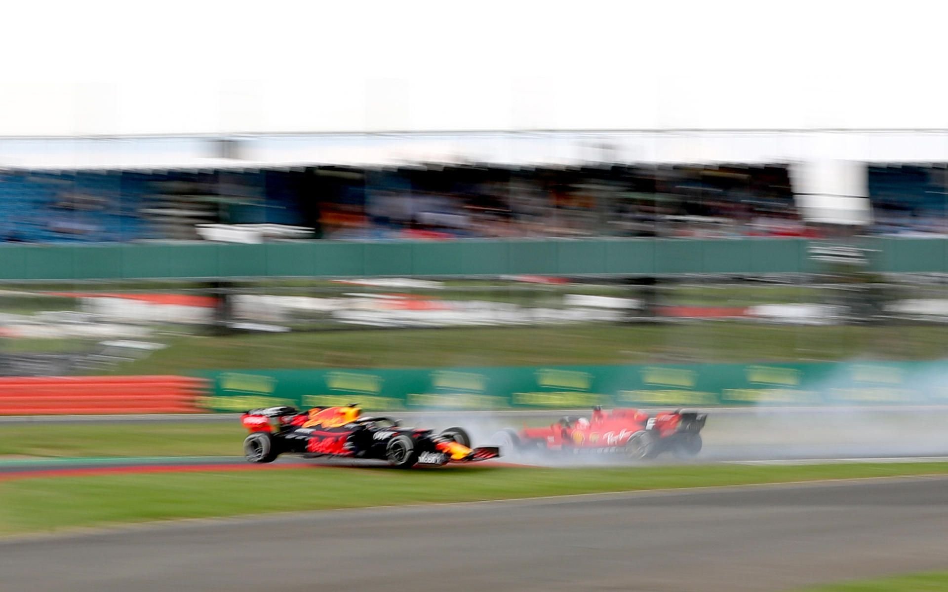 Sebastian Vettel (r.) und Max Verstappen nach dem Zusammenprall.