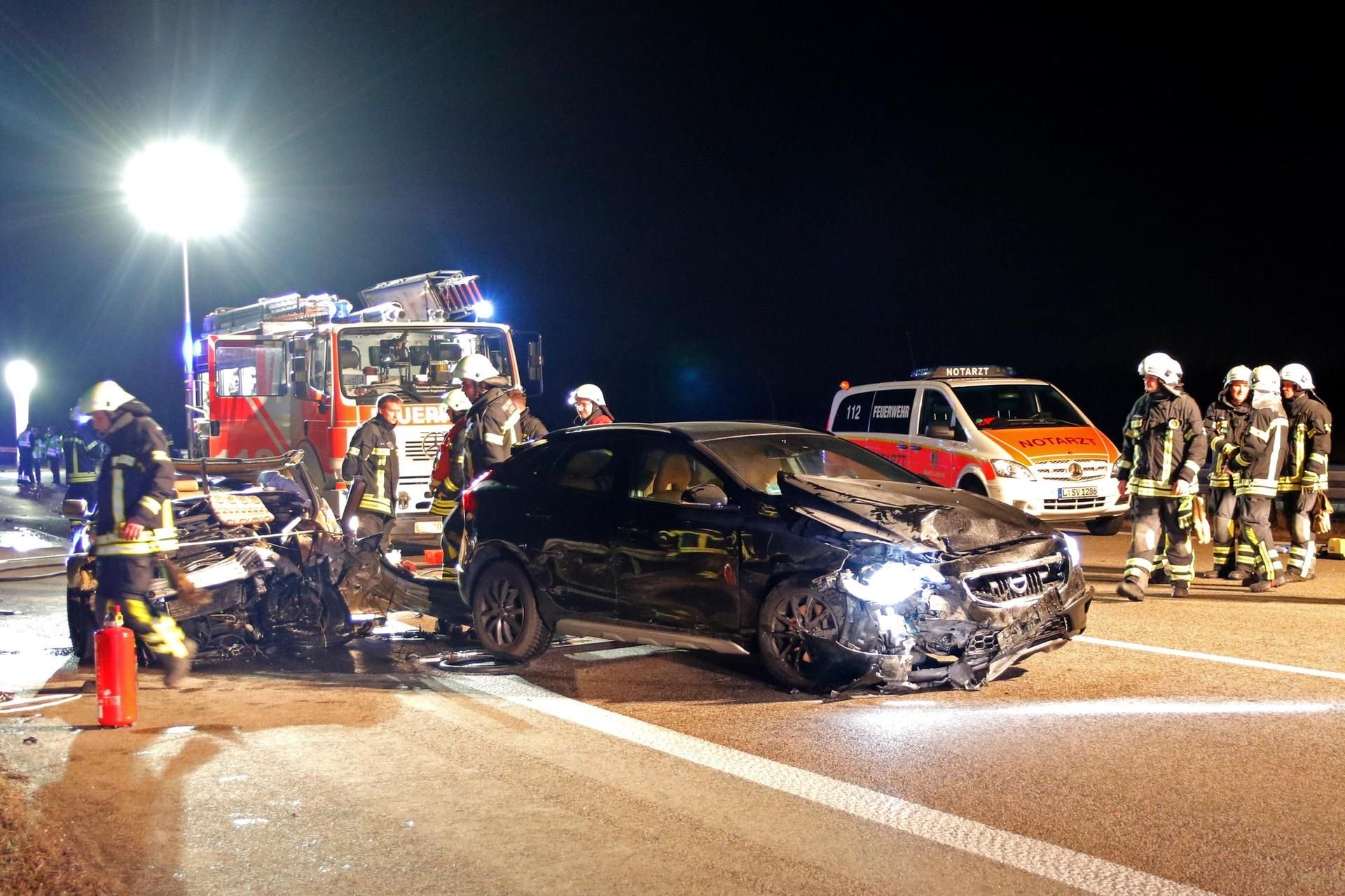 Ein Geisterfahrer hat auf der A14 bei Leipzig einen schweren Unfall mit zwei Toten und mehreren Verletzten verursacht.