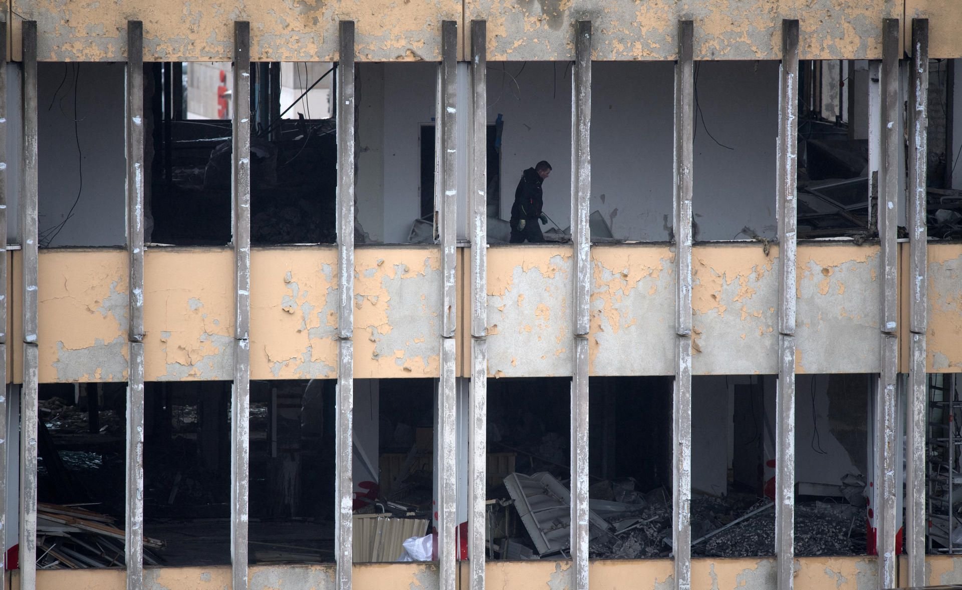 Potsdam: Ein Arbeiter geht durch die Baustelle der früheren Fachhochschule (FH).
