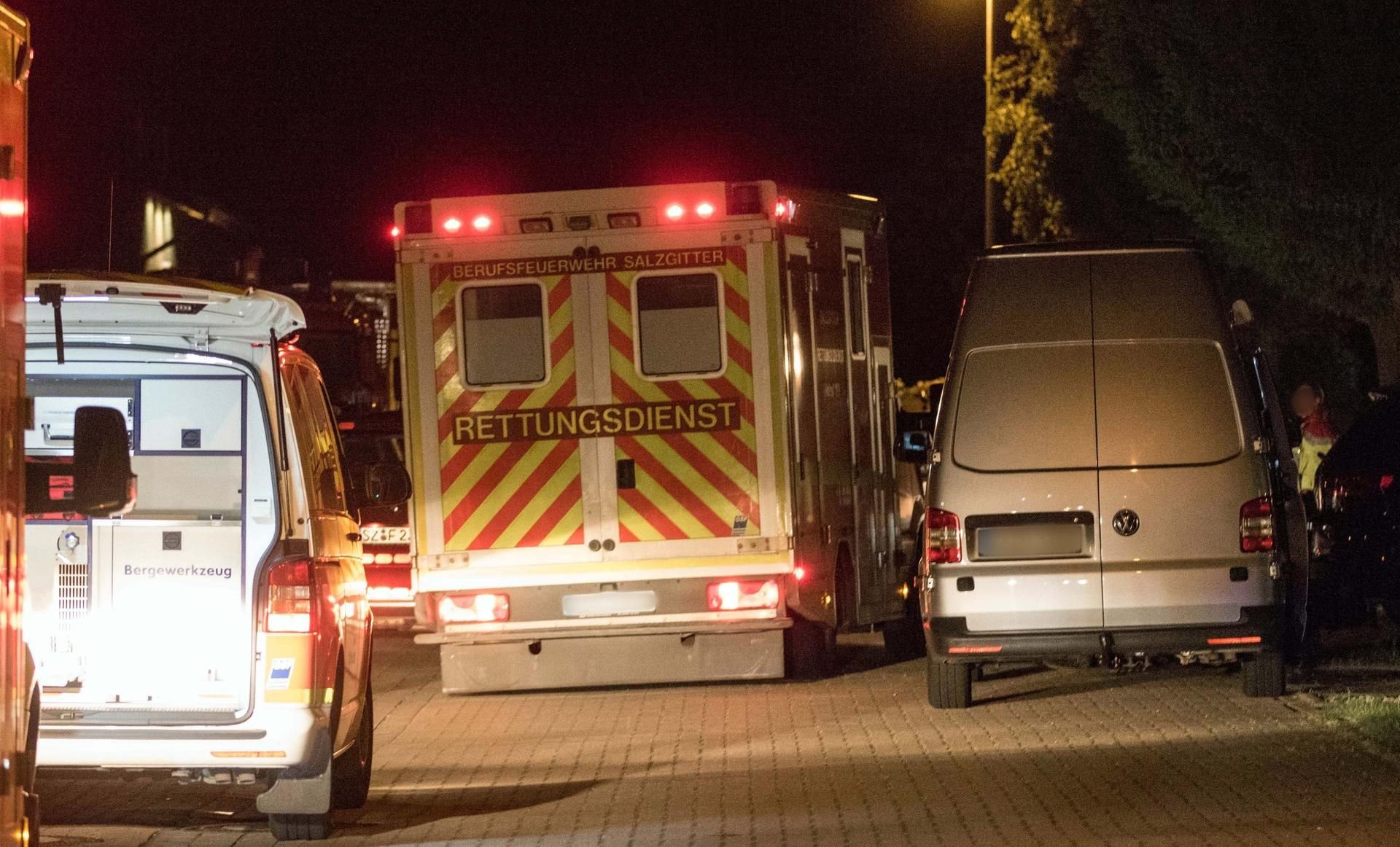Rettungswagen stehen in der Nähe des Fundortes zweier Kinderleichen.