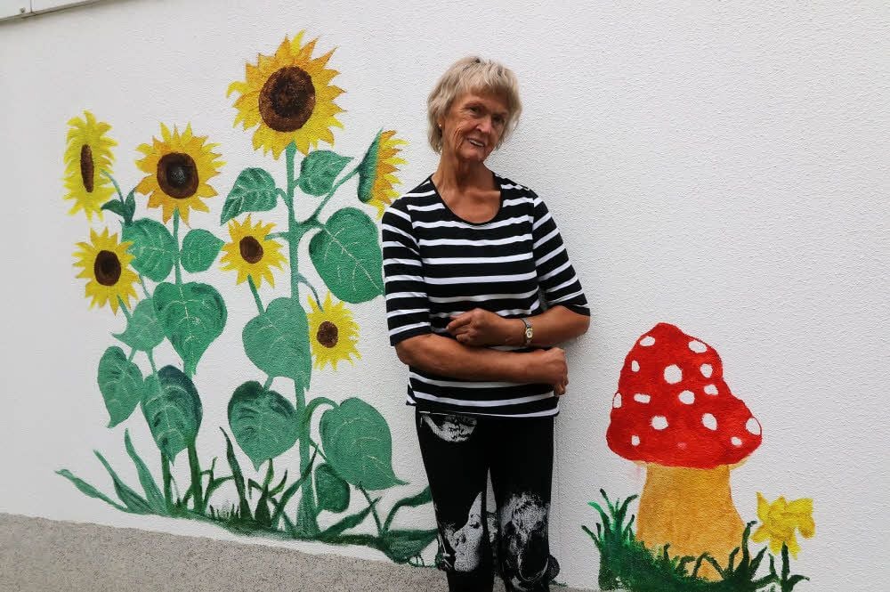 Gertraud Meyer ist stolz auf ihre Sonnenblumen an der Garagenwand.