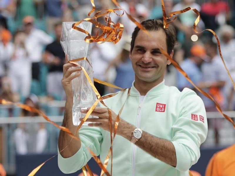 Roger Federer mit der Trophäe für den Gewinn des Masters in Miami. Foto: Lynne Sladky/AP