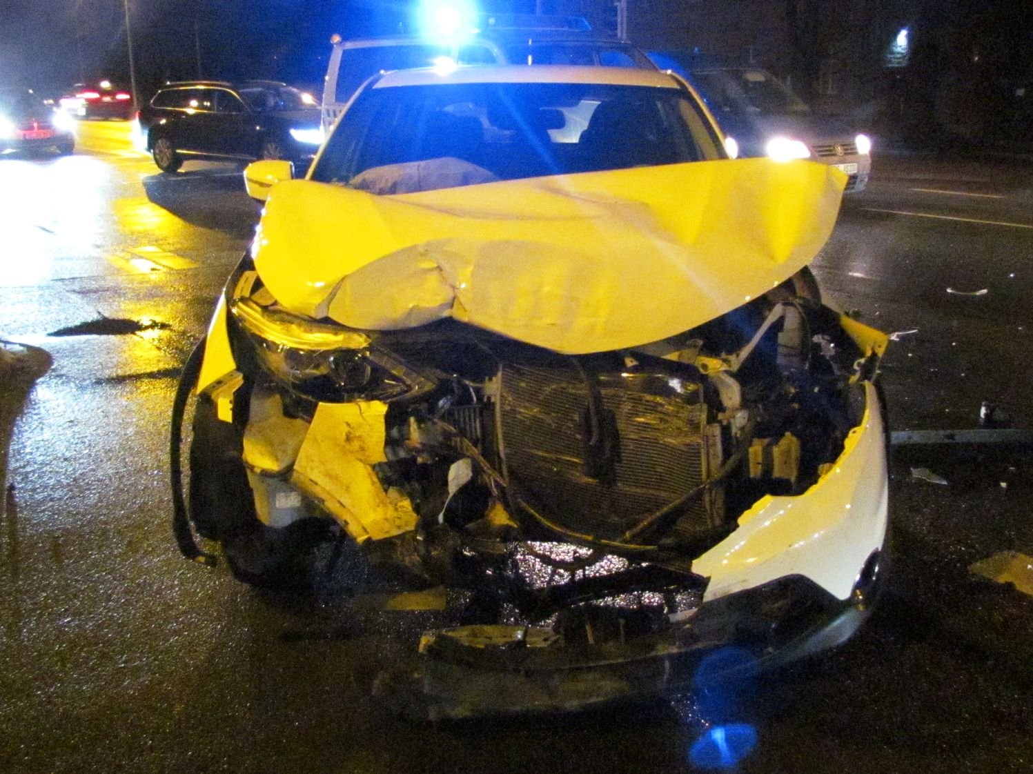 Der verunfallte Nissan des Unfallfahrers aus Ditfurt.