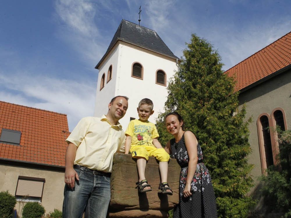 Steve, Anton und Gabriele Jantos vor ihrer Kirche.