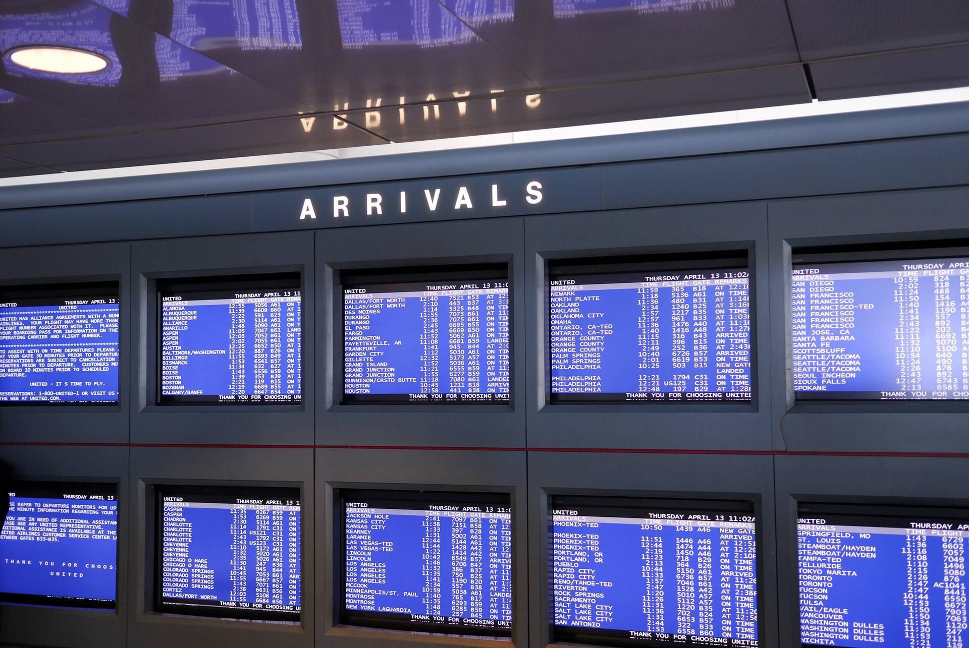Anzeigetafeln mit ankommenden Flügen im Flughafen von Denver, US-Bundesstaat Colorado (Symbolfoto)
