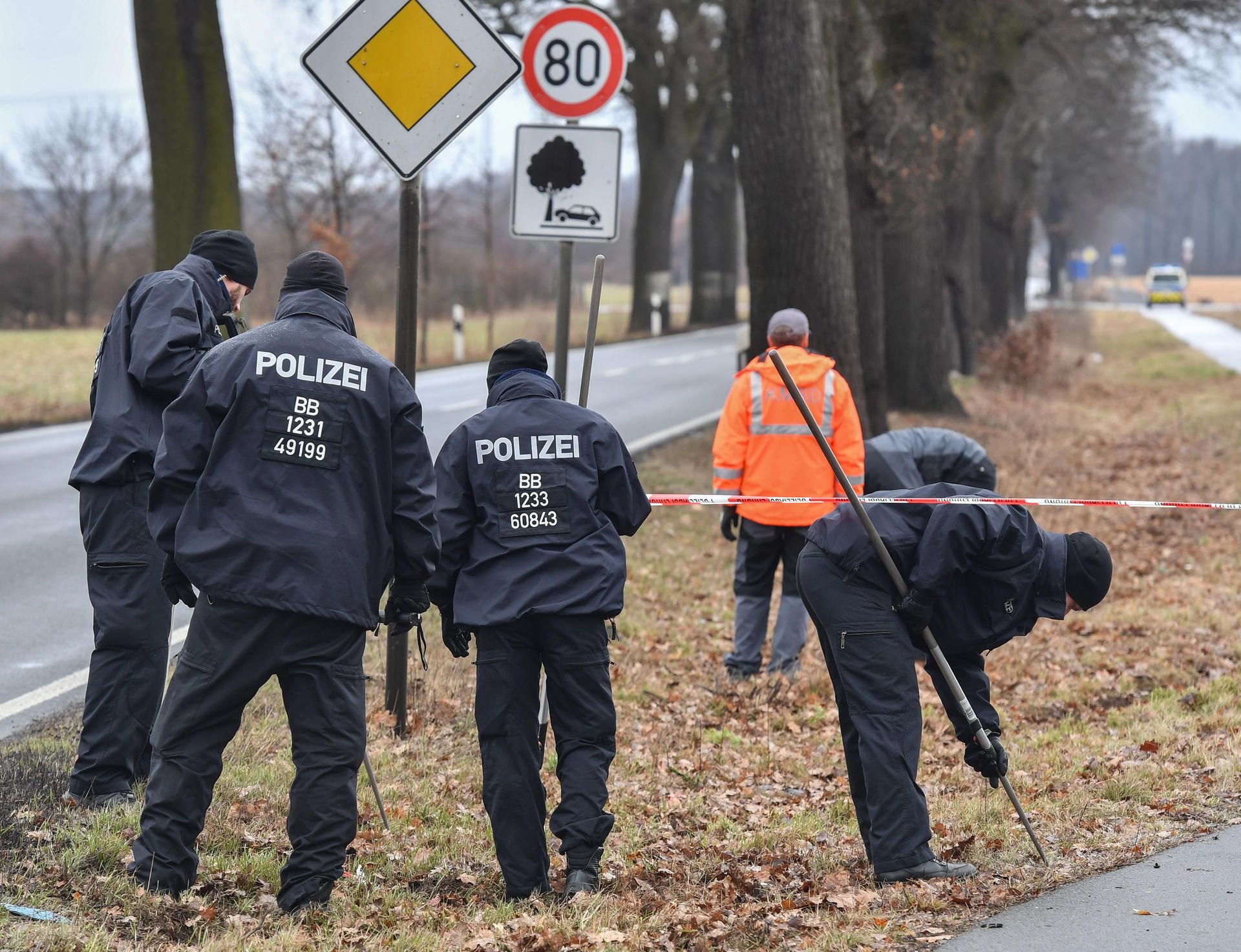 Einsatzkräfte der Polizei suchen am 01.03.2017 einen Tatort an der Bundesstraße 168 in Oegeln im Landkreis Oder-Spree (Brandenburg) nach Spuren ab.
