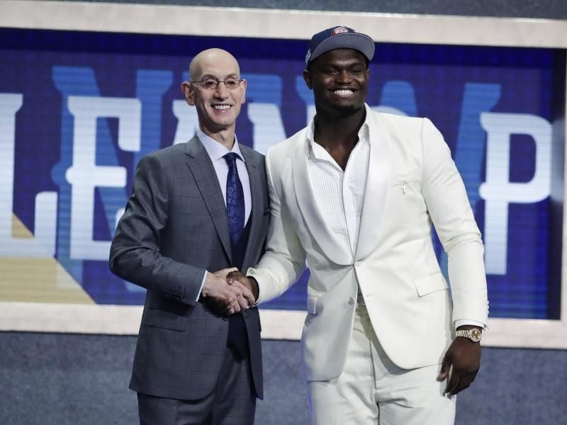Zion Williamson (r) wird von NBA-Commissioner Adam Silver in der besten Basketballliga der Welt begrüßt. Foto: Julio Cortez/AP