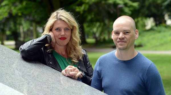 Boris Wrobel mit seiner Freundin: Die beiden versuchen, das Leben so gut es geht zu genießen. Die Krankheit aber hänge nach wie vor wie ein Damoklesschwert über ihnen, sagen sie.