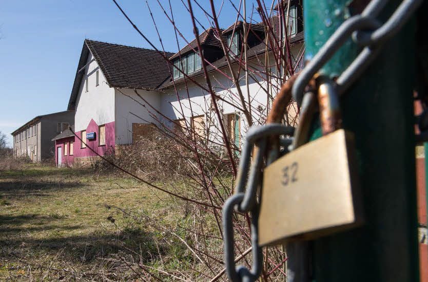 Verriegelt und seit Langem verlassen: das ehemalige Ausflugslokal plus Bettenhaus am Naumburger Blütengrund.