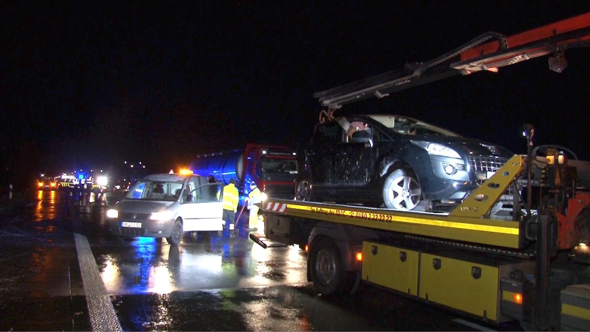 Nahe dem Rasthof Börde streiffte ein Pkw ein anderes Auto. Ein Lkw fuhr in die Unfallstelle. Dabei wurden drei Personen schwer verletzt.