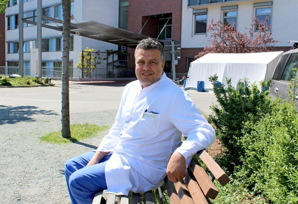 Mohammed Nassar stammt ursprünglich aus Palästina, lebt seit über 20 Jahren in Deutschland und studierte in Berlin.