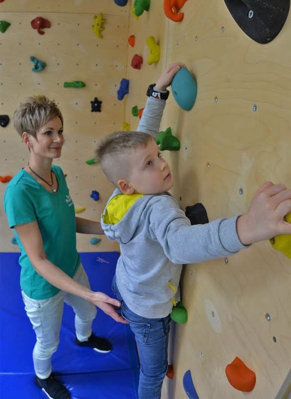 Nancy Bertram an der Kletterwand ihrer Physiotherapie-Praxis in Hoym.