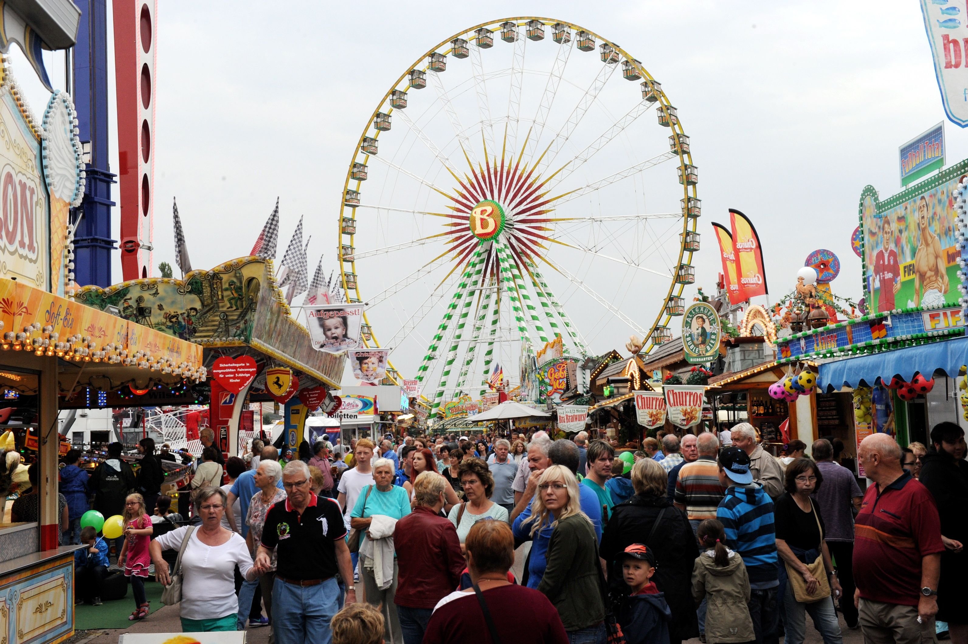 Die Eisleber Wiese zog am Samstag trotz Regen Tausende Besucher an.