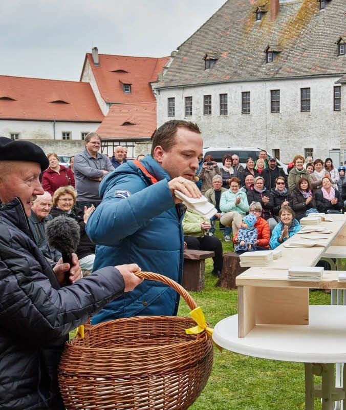 Peter Rosenhagen (links) beobachtet Mario D. Richardt beim Bierdeckel-Fangen.
