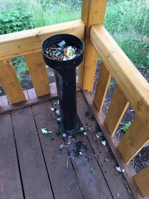 Erst im März war die Schutzhütte aufgestellt worden. Jetzt machten sich Unbekannte an dem neuen Ausflugsziel zu schaffen.