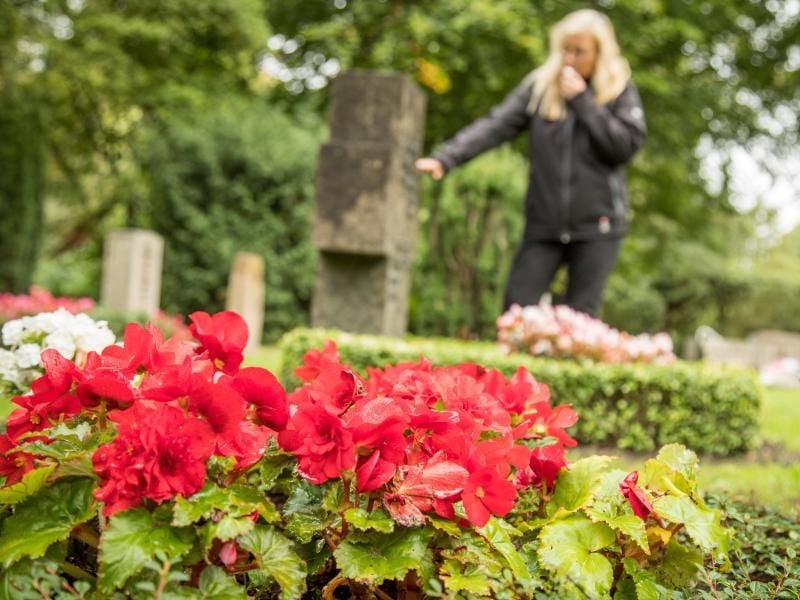 Der Verlust des Partners wiegt meist schwer. Oft bekommen Hinterbliebene Witwen- oder Witwerrente. Foto: Christin Klose