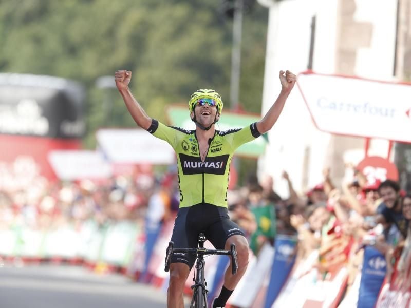 Der Spanier Mikel Iturria jubelt im Ziel der elften Etappe der Vuelta. Foto: Yuzuru Sunada/BELGA