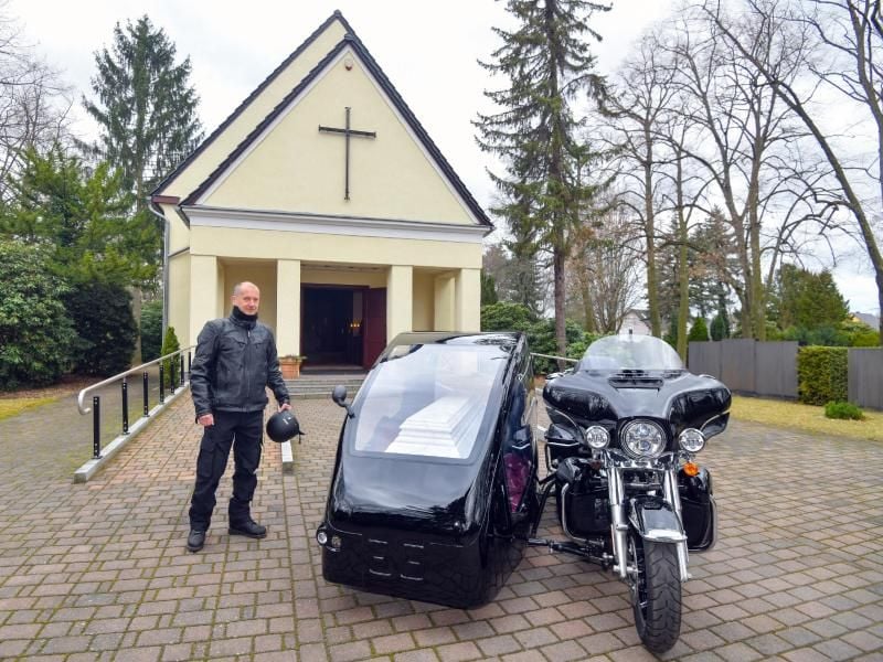 Bestatter Ingo Rauf ermöglicht mit seiner Harley und dem Leichen-Beiwagen einen „Bikerabschied”. Foto: Patrick Pleul