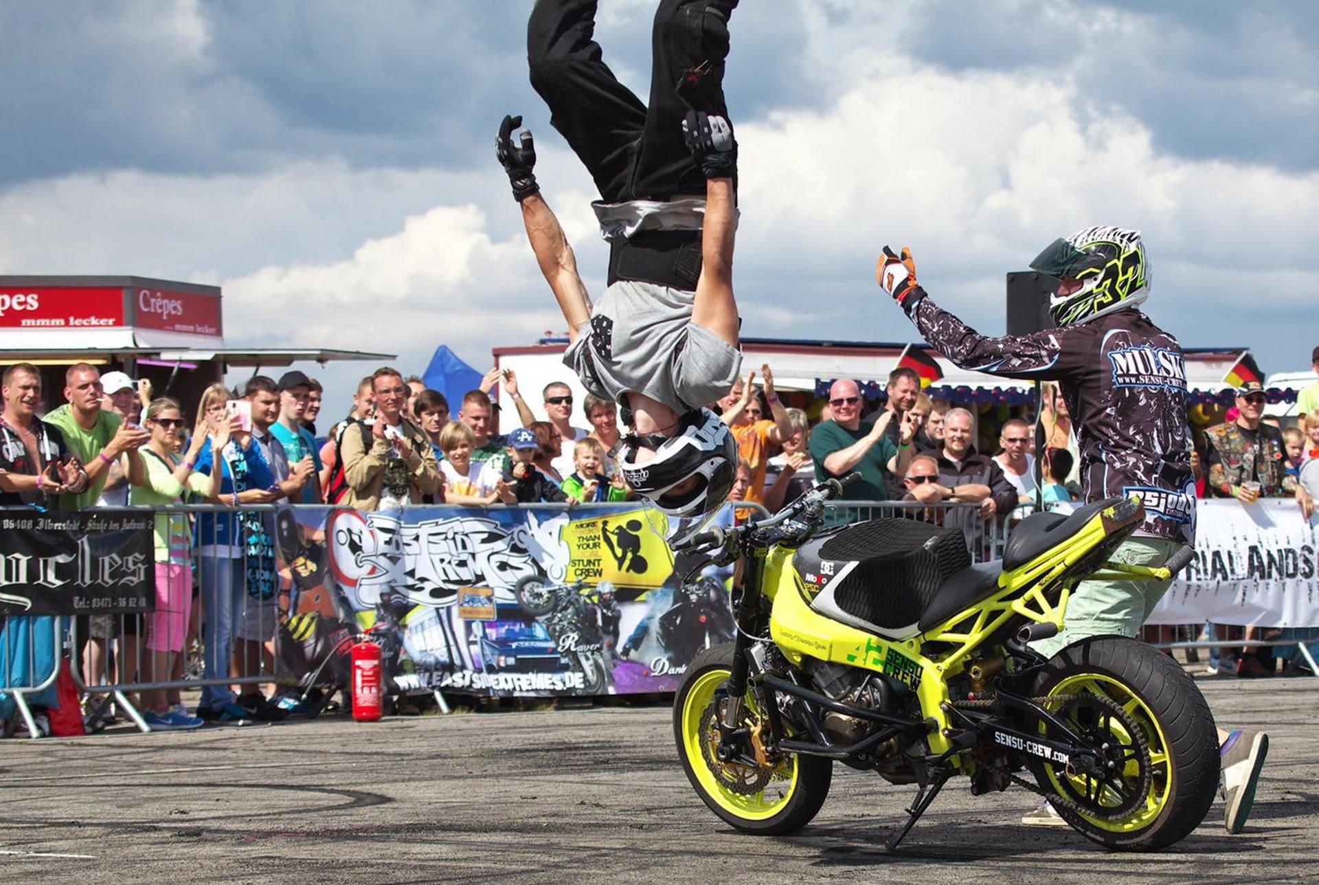 Stuntaction steht am 8. Juli in Zerbst auf dem Programm. Zur elften Ausgabe der German Stuntdays auf dem Gelände des ehemaligen Militärflughafens stellen sich mehr als hundert Teilnehmer aus ganz Europa einem deutschlandweit einmaligem Wettbewerb, bei dem es darum geht, sein Zweirad unter Kontrolle zu haben und bestenfalls gleichzeitig die Menge zum Ausrasten zu bringen.