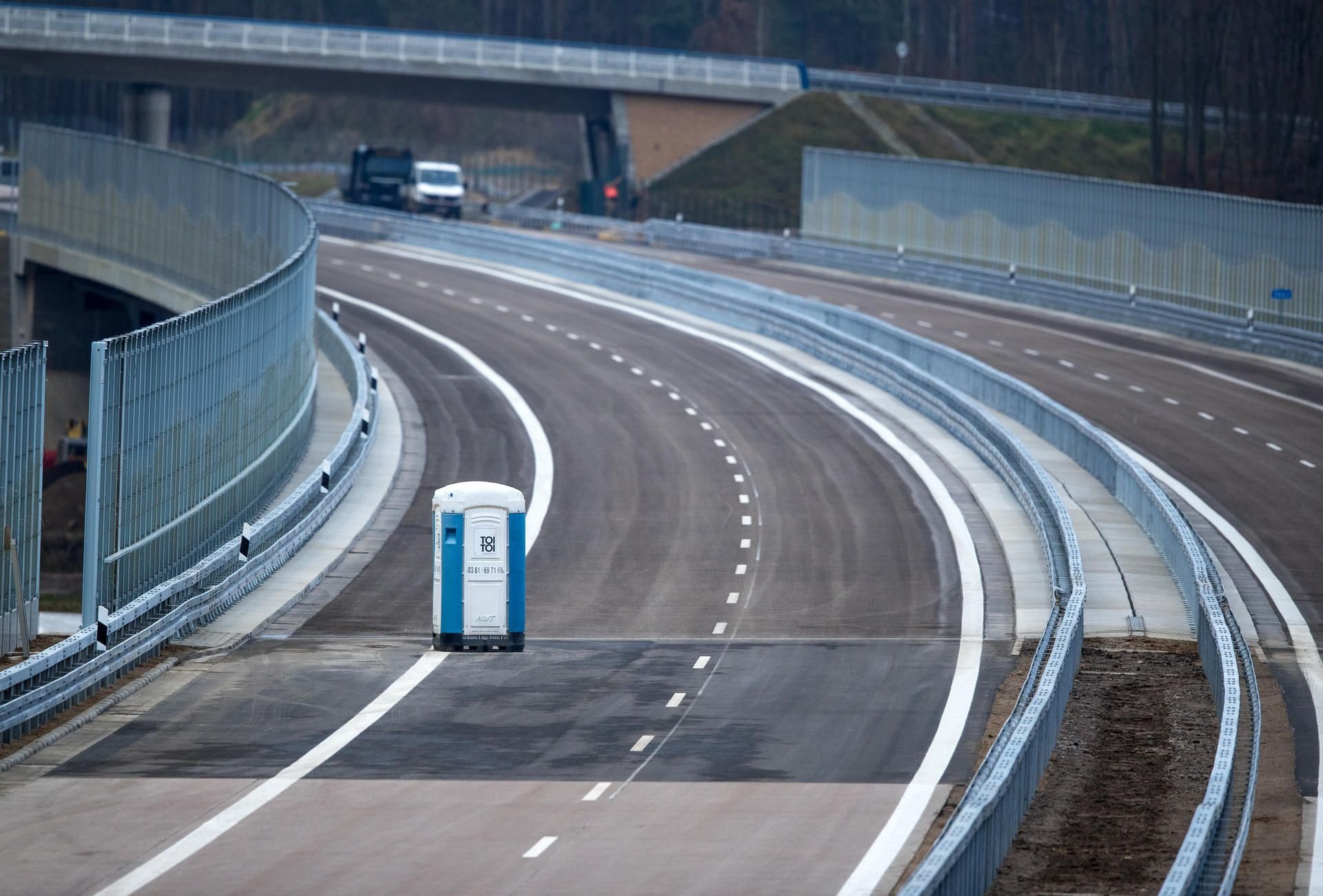 Ein mobiles Toilettenhäuschen auf der Fahrbahn auf dem fertiggestellten Abschnitt der Autobahn A14 bei Grabow (Mecklenburg-Vorpommern). Die Eldetalbrücke gehört zu den längsten Brücken. Der Abschnitt wurde inzwischen feierlich freigegeben.