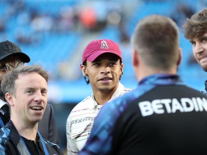 Der verletzte Leroy Sané schaute bei seinem Team vorbei. Foto: Martin Rickett/PA Wire