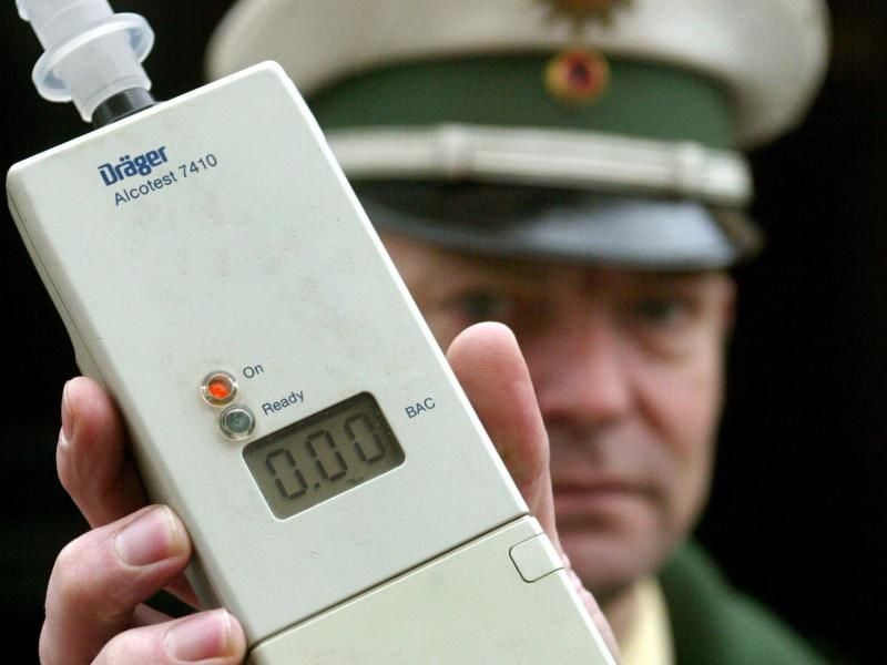 Nur professionelle Alkoholtester, wie sie etwa die Polizei verwendet, liefern verlässliche Angaben. Von der privaten Nutzung von Billiggeräten raten Experten ab. Foto: Jens Wolf/dpa-Zentralbild