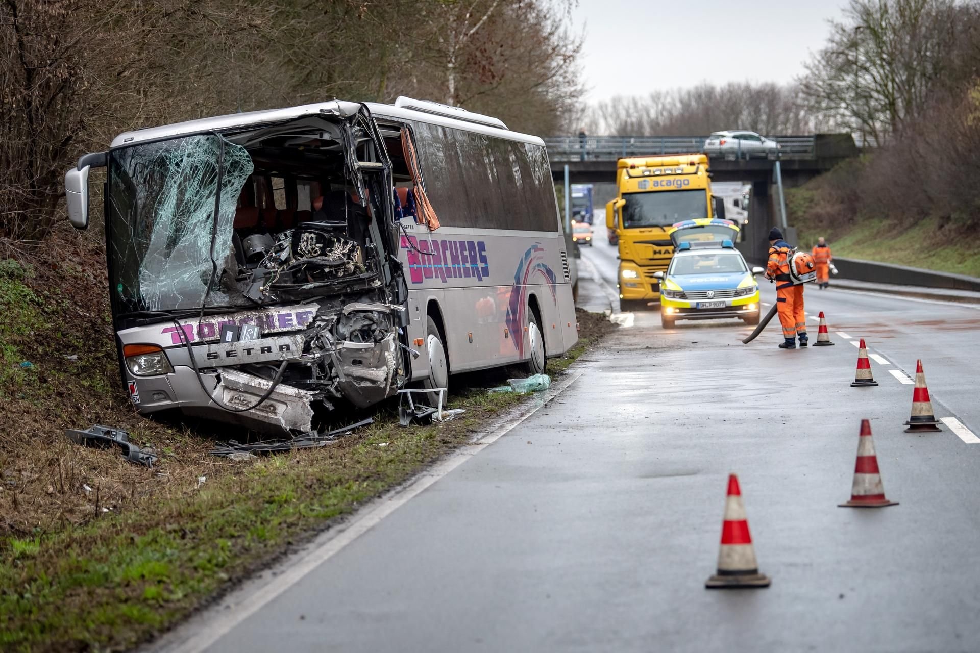Der beschädigte Bus steht nach dem Unfall auf der Bundesstraße 51 im Kreis Diepholz Mehrere Menschen sind verletzt worden.
