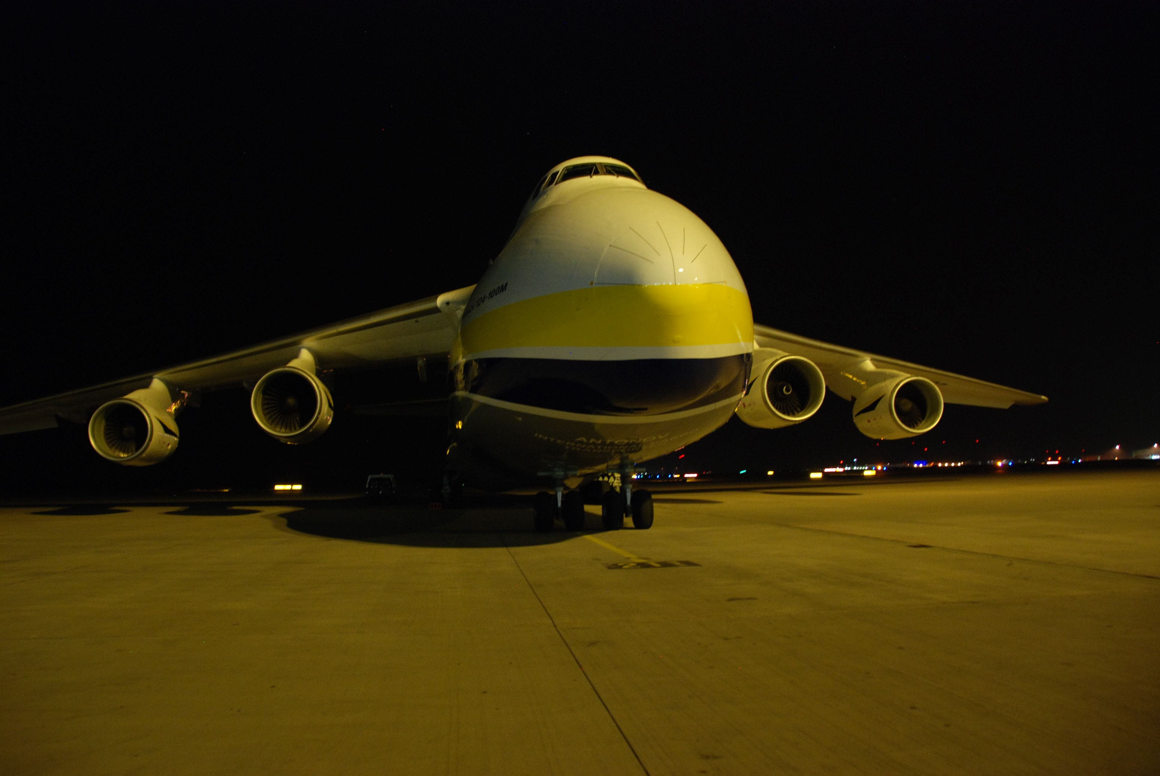 Die Nase dieses Antonov-Frachtflugzeugs kann aufgeklappt werden.