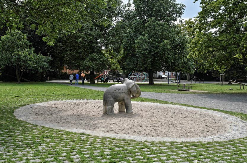 Auf zwei Spielplätzen in der Stadt sind die Elefanten zu finden: Einer steht im Stadtpark.