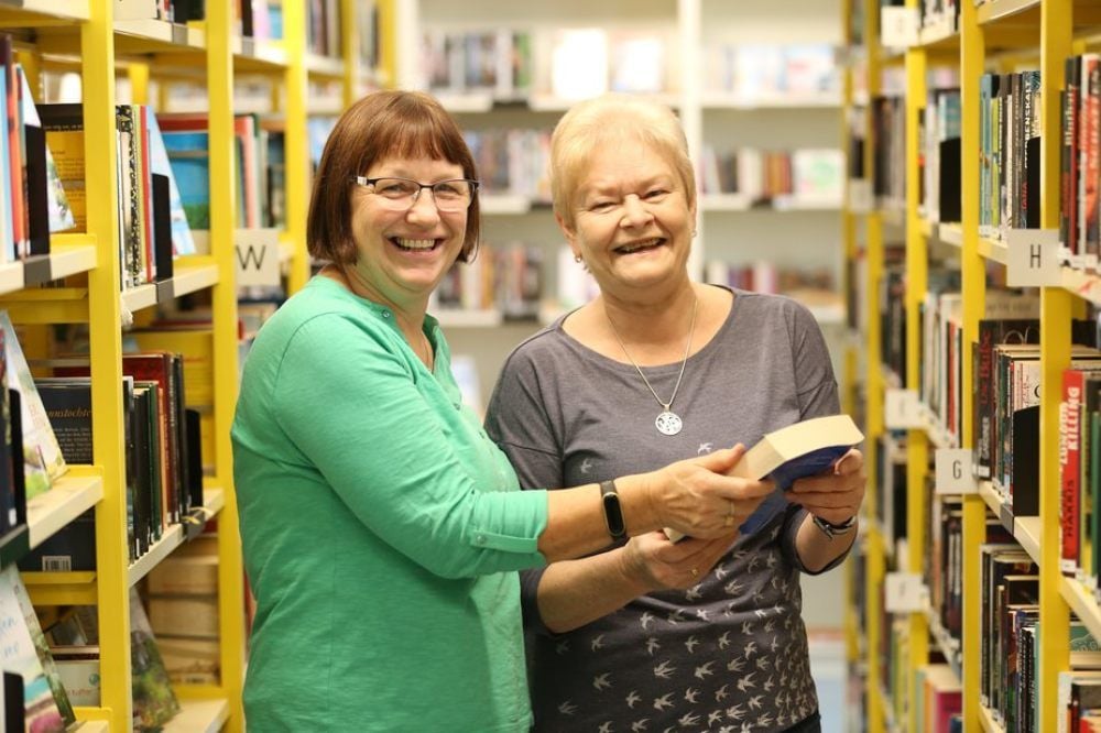 In der Liebe zu Büchern vereint: Bibliothekarin Silke Oertel und ihre Stammleserin Eva Gottschalk in Bad Dürrenberg.