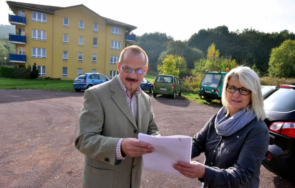 Pflegedienstleiterin Carola Funke und Peter Ehrlich stehen vor dem Grundstück (im Hintergrund rechts), auf dem der Neubau errichtet wird.
