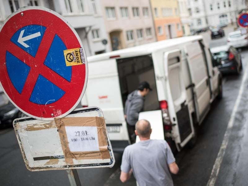 Eine Halteverbotszone stellt sicher, dass der Transporter beim Umzug vor der Wohnung Platz findet. Der Antrag dafür muss rechtzeitig beim Amt gestellt werden. Foto: Ole Spata