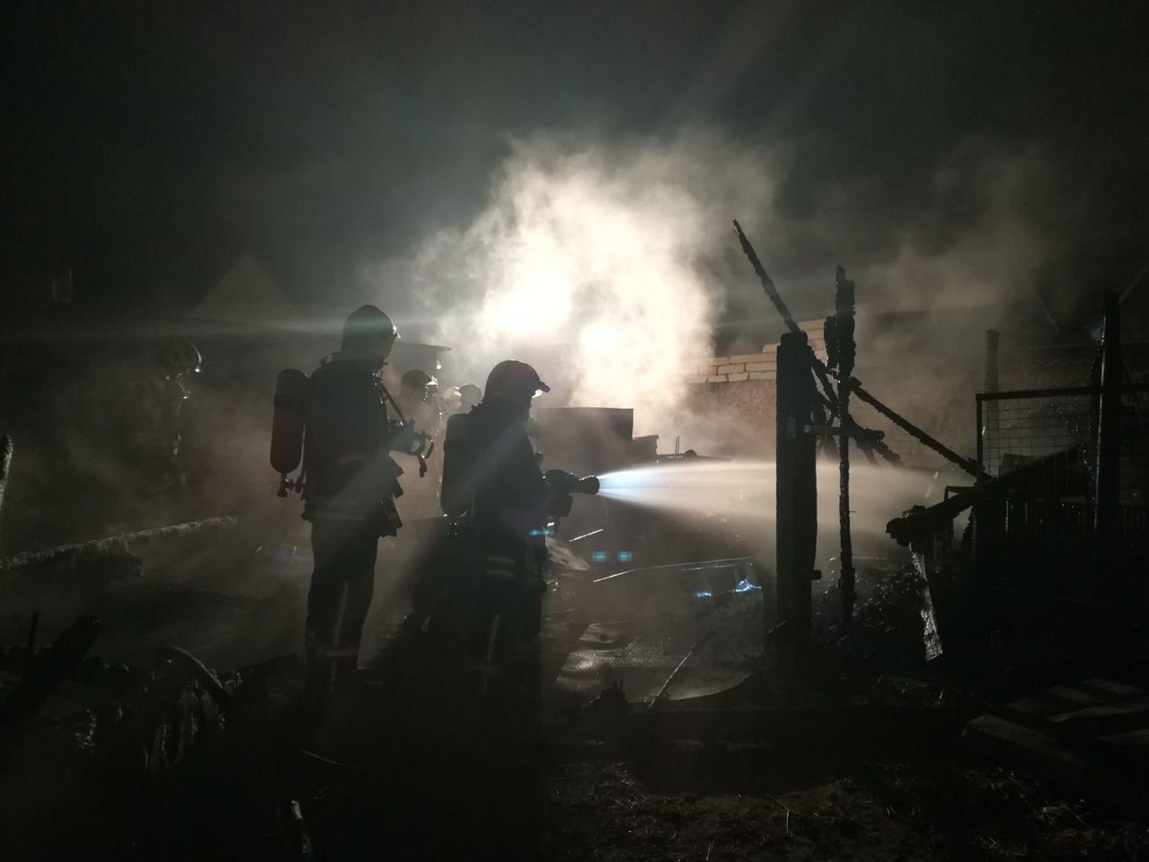 Mehr als drei Stunden kämpften die Retter gegen die Flammen in Pobzig.